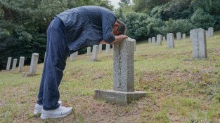 여수시 국군묘지에서 70년 만에 아버지 찾은 유복자의 눈물